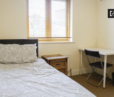 Bed for rent in 5-bedroom apartment in Ballymun, Dublin - Photo 4