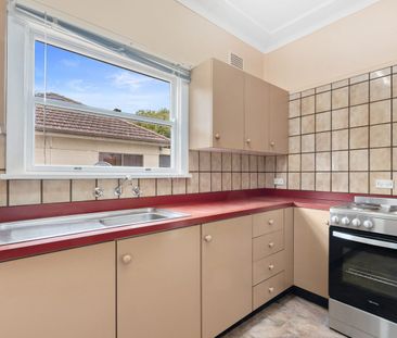 Neat and tidy home in and ideal location - Photo 2