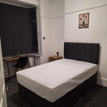 4 bedroom house of multiple occupation to rent - Photo 1