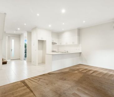 Spacious Townhouse with 3 bedrooms and a study! - Photo 3