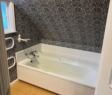 Character two-storey family home in New Lynn - Photo 6