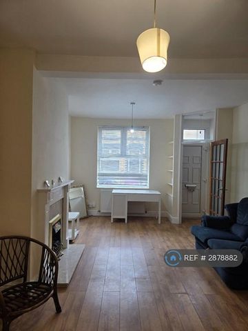 2 bedroom terraced house to rent - Photo 2