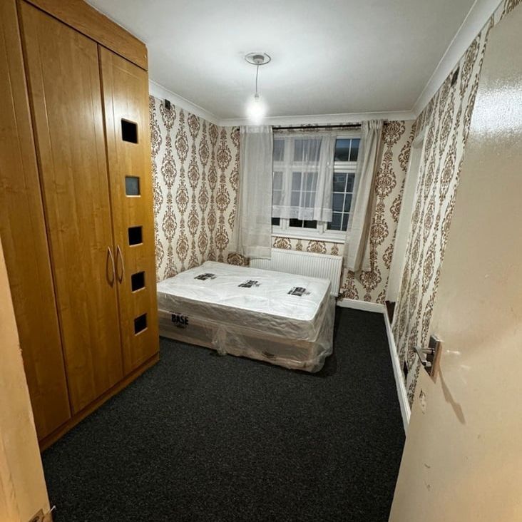 Room in a Shared House, Evanston Gardens, IG4 - Photo 2