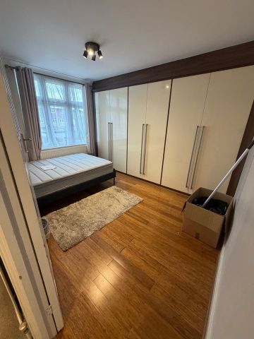 3 Bed Terraced House, Beccles Drive, IG11 - Photo 5