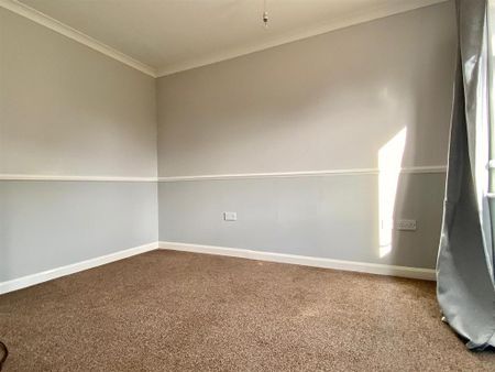 4 bedroom semi-detached house to rent - Photo 2