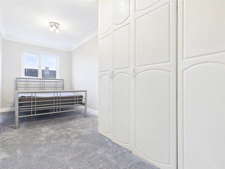 Grove Crescent, Hanworth, TW13, Feltham - Photo 3