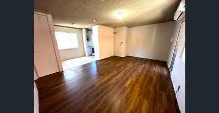 !! 1st floor unit – bedrooms will have brand new carpet !! - Photo 4