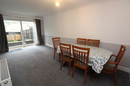 3 bedroom end of terrace house to rent - Photo 4