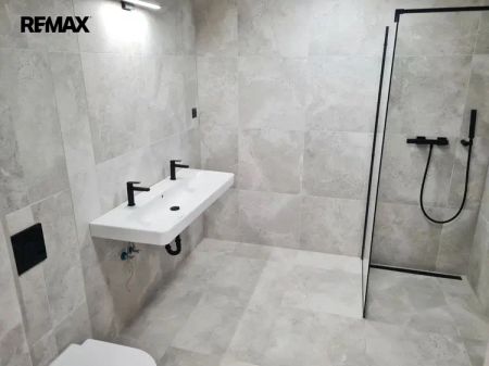 Pronájem ateliéru využitelného jako byt 1 + kk - Photo 4