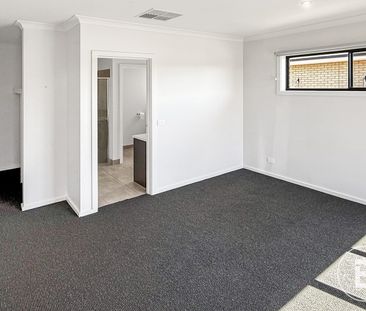 SPACIOUS FAMILY LIVING IN POPULAR ALFREDTON - Photo 2