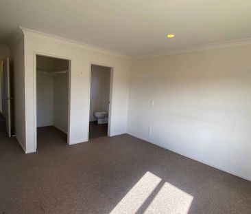 3 Bedrooms Stokes Valley - Photo 3