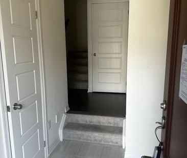 For Lease - 25 Delano Way, Newmarket, Ontario - Photo 5