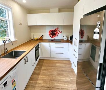 GORGEOUS FULLY FURNISHED PROPERTY - 6 MONTH LEASE - Photo 3
