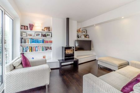 A well presented three bedroom maisonette with roof terrace - Photo 2