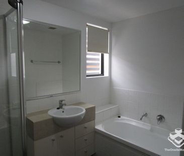 Easy living withing walking distance to beautiful Coolangatta - Photo 1