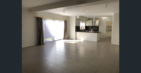 Modern three bedroom townhouse in a great location! - Photo 2