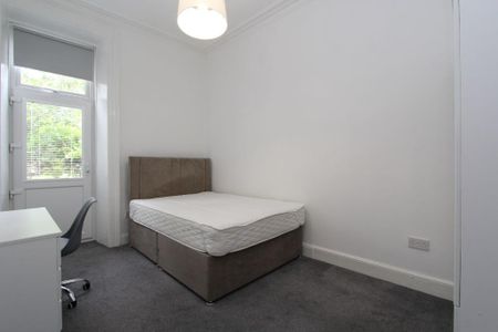 3 bedroom flat to rent - Photo 4