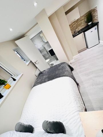 Room in a Shared House, High Road, NW10 - Photo 2