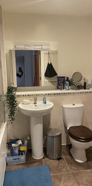 Room in a Shared Flat, London, CR0 - Photo 1