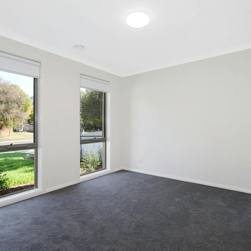 Townhouse close to centre of town! - Photo 1