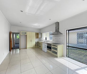 TAKAPUNA - 4 Bedroom House with 2 Bathrooms - Photo 3