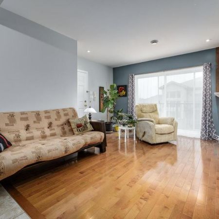 4 ½ semi-meublé au dernier étage - Top-Floor Semi-Furnished 2-Bedroom Apartment ** 2 parking spots inclus ** - Photo 3