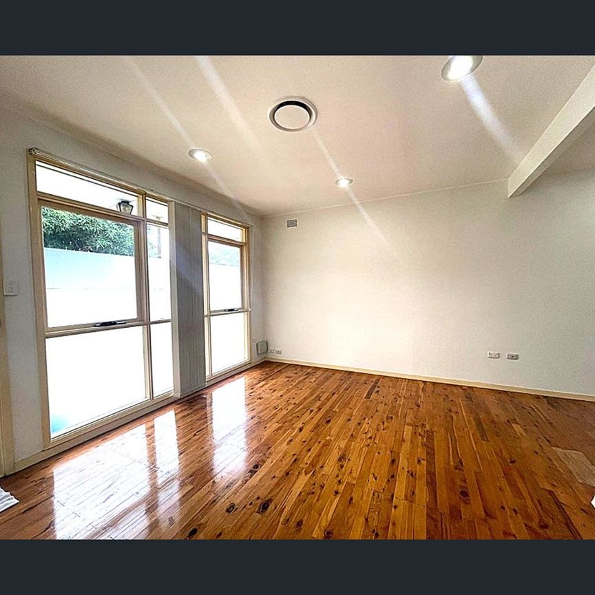 Positioned in a quiet and convenient street - Photo 1