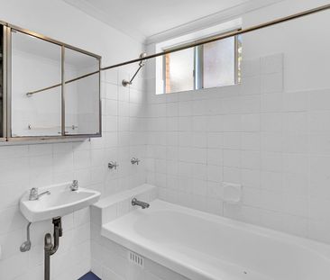 Private One Bedroom with Lock-up Garage - Photo 5