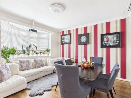 Seymour Gardens, Feltham, TW13 - Photo 2