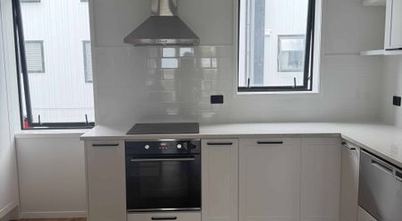 Stylish Townhouse in Highbury - Photo 4