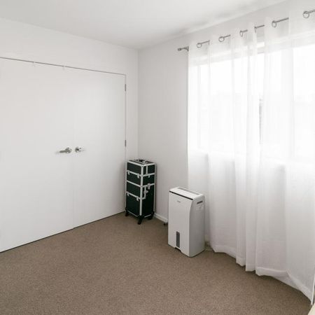 Modern two storey townhouse! - Photo 5