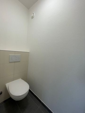 Appartement entièrement rénové de 3.5 pièces au 5ème étage, avec balcon. - Photo 4