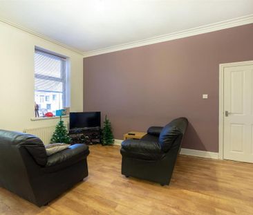 3 bedroom flat to rent - Photo 1