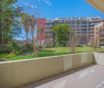 SPACIOUS ONE BEDROOM APARTMENT - LAMINATE TIMBER FLOORING THROUGHOUT - Photo 1