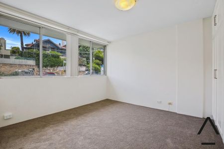 Renovated Three Bedroom Apartment in Idyllic Waterfront Building - Photo 5