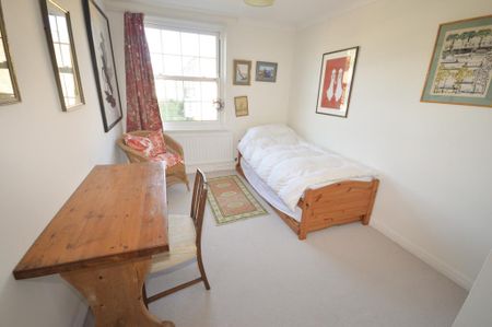 4 bedroom end of terrace house to rent - Photo 3