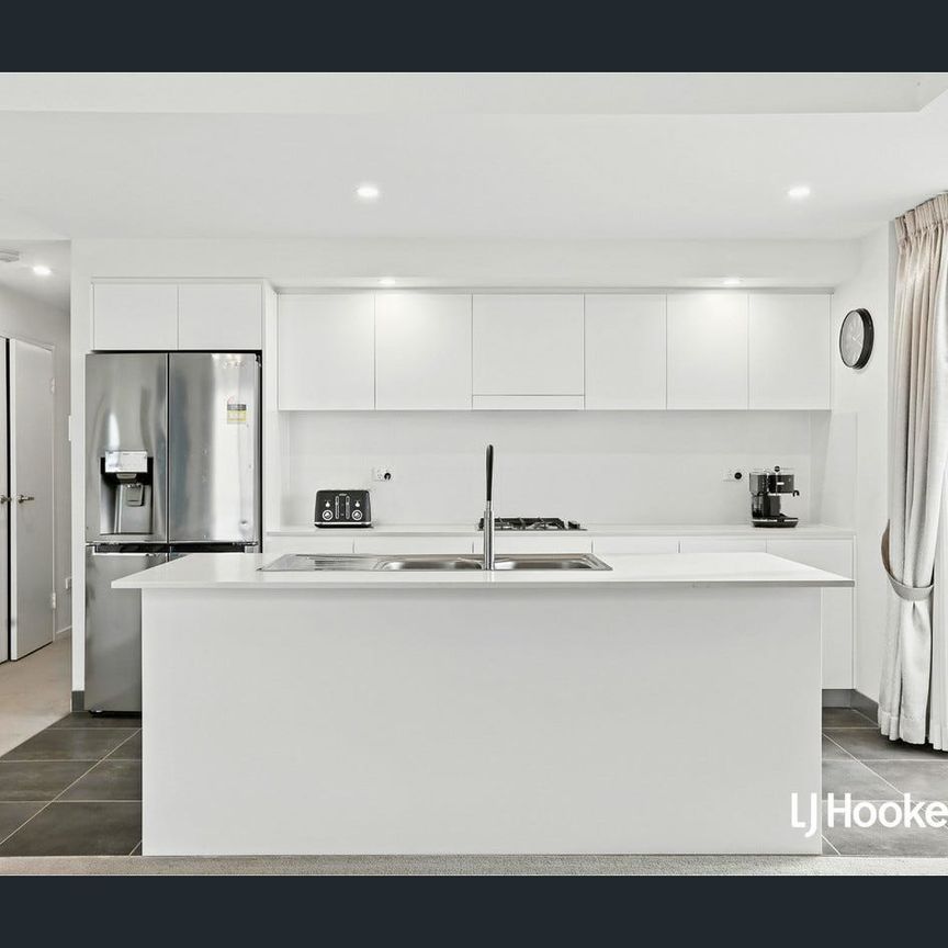 Beautiful 2 Bedroom Apartment with Dual Balconies - Photo 1