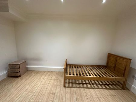 3 Bed Flat, Upton Heights, E7 - Photo 5