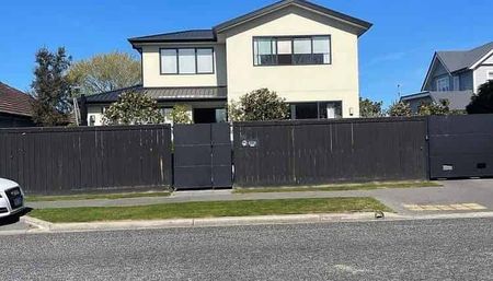 Spacious 2 storey 4 Bed Home in Merivale - Photo 2