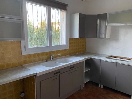 Location Appartement 4 pièces 94 m2 à Salon-de-Provence - Photo 2