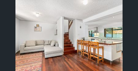 SPACIOUS TOWNHOUSE - Photo 4