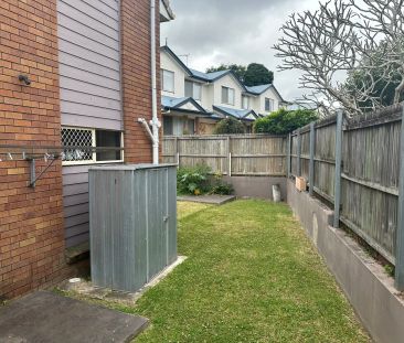 “Tidy Two Bedroom Townhouse in Holland Park West!” - Photo 6