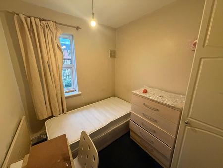 3 Bed Flat, Manor Road, E15 - Photo 4