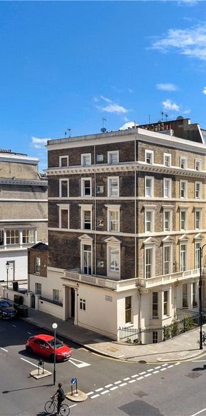 A three bedroom apartment of approximately 1,916 square feet. - Photo 1