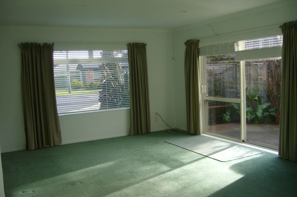 SMACK BANG IN THE HEART OF OREWA - WALK TO SHOPS! - Photo 1