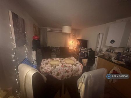 1 bedroom in a flat share to rent - Photo 4