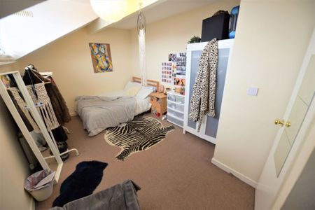 2 bedroom House in Hyde Park, Leeds - Photo 5