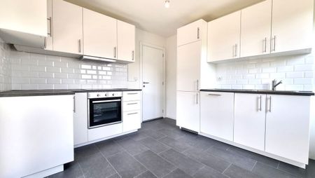 Renovated 5-room apartment with two balconies - Photo 4