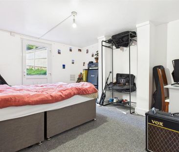 4 bedroom semi-detached house to rent - Photo 6