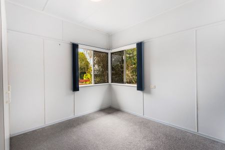 CHARMING COTTAGE ON LARGE BLOCK WITH SHED - WALK TO SCHOOLS, PUBLIC TRANSPORT - Photo 3